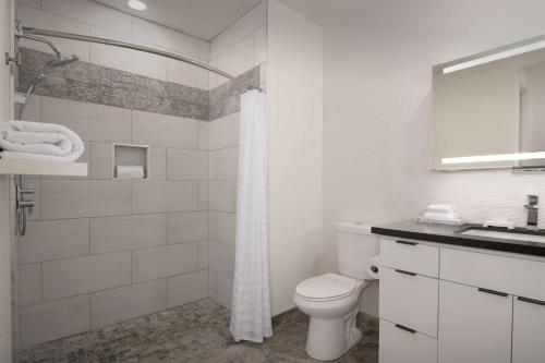 embassy suites la quinta hotel and spa