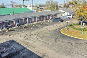 adams inn
