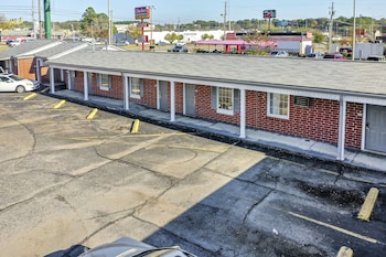 adams inn