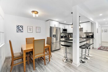 hillside in seattle well appointed