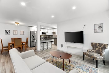 hillside in seattle well appointed