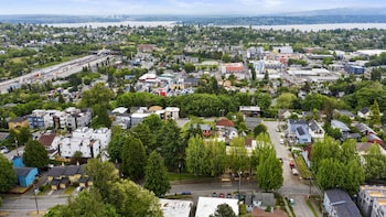 hillside in seattle well appointed