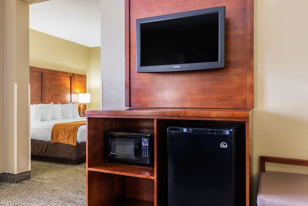 comfort suites near i 80 and i 94