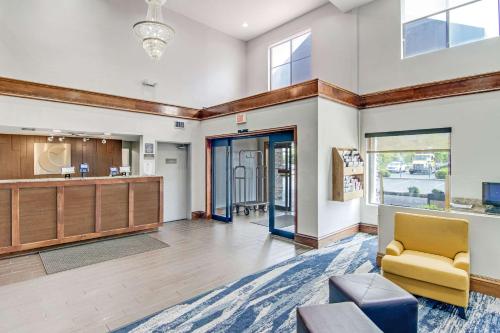 comfort suites near i 80 and i 94