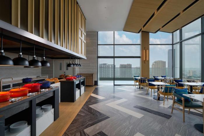 hilton garden inn bangkok riverside