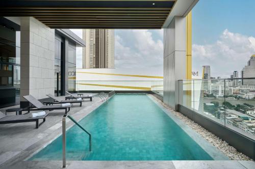 hilton garden inn bangkok riverside