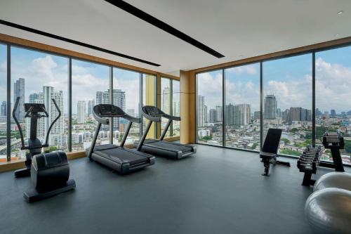 hilton garden inn bangkok riverside