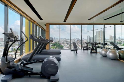 hilton garden inn bangkok riverside