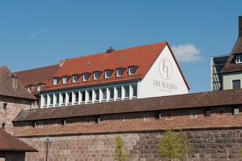 five reasons hotel and hostel