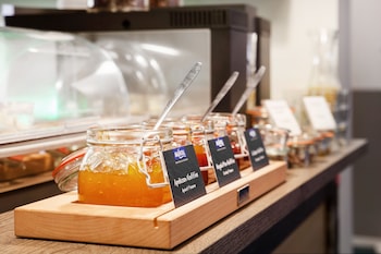 five reasons hotel and hostel