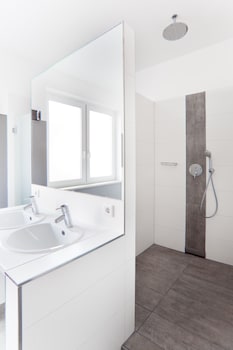 five reasons hotel and hostel