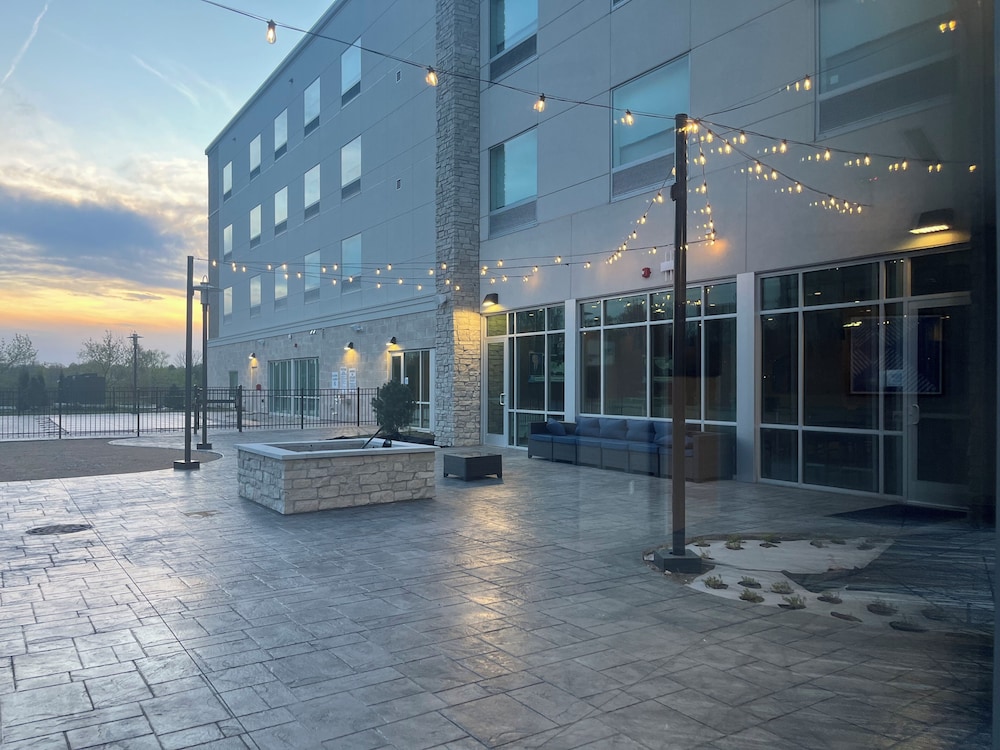 holiday inn express and suites chicago schaumburg an ihg hotel