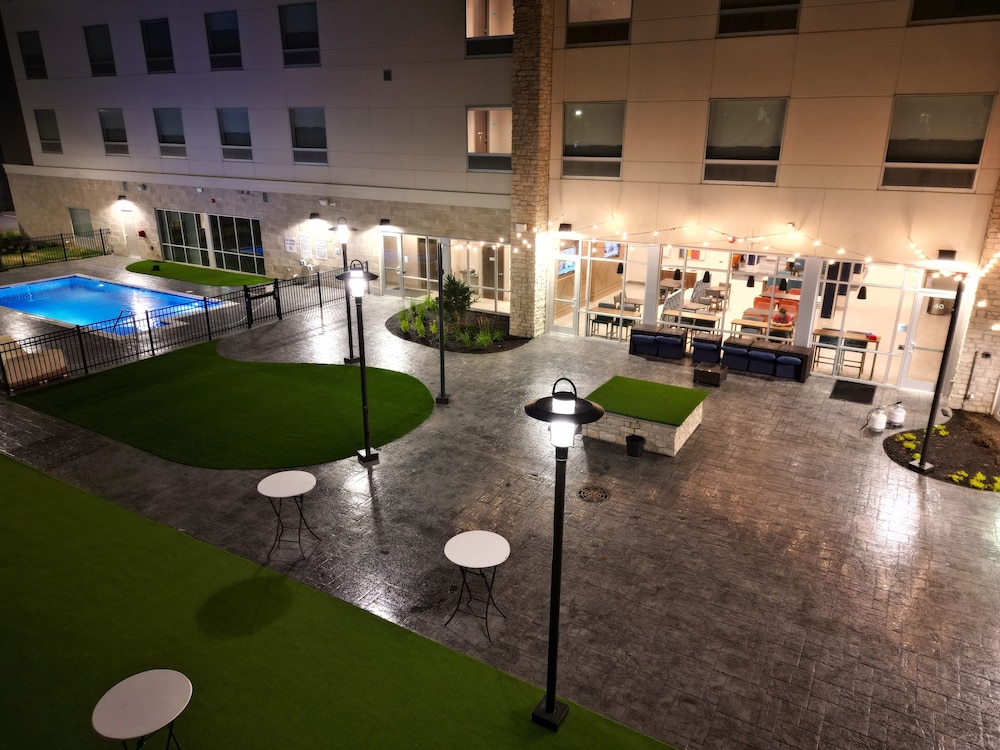 holiday inn express and suites chicago schaumburg an ihg hotel