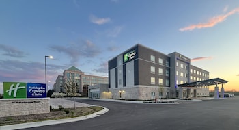 holiday inn express and suites chicago schaumburg an ihg hotel
