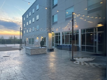 holiday inn express and suites chicago schaumburg an ihg hotel