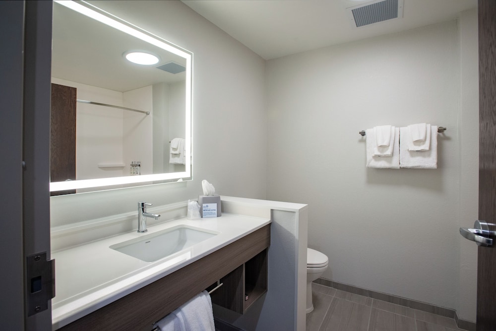 holiday inn express and suites pensacola airport north i 10