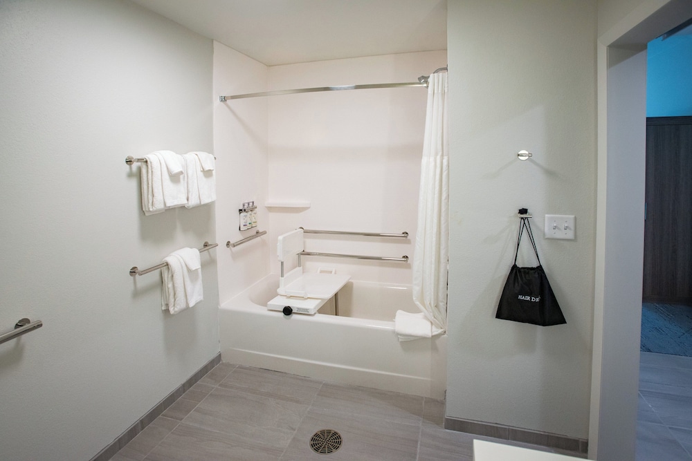holiday inn express and suites pensacola airport north i 10