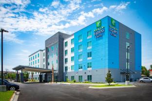 holiday inn express and suites pensacola airport north i 10