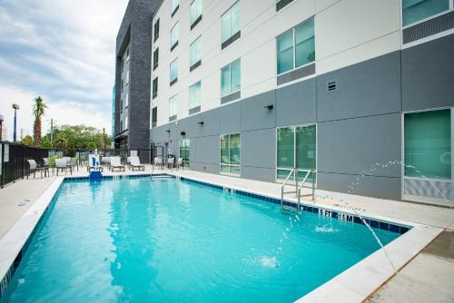 holiday inn express and suites pensacola airport north i 10