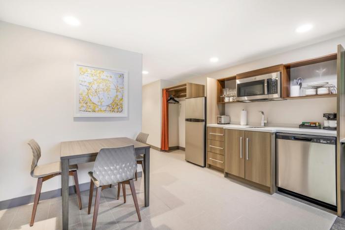 home2 suites hilton aurora medical center