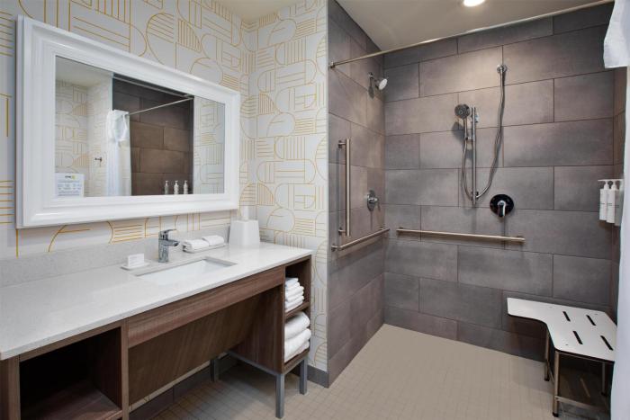 home2 suites by hilton traverse city
