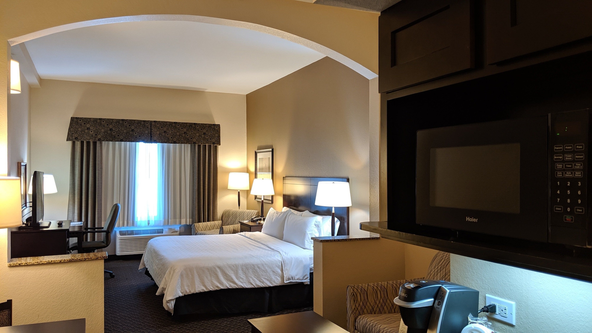 holiday inn express and suites clinton by ihg