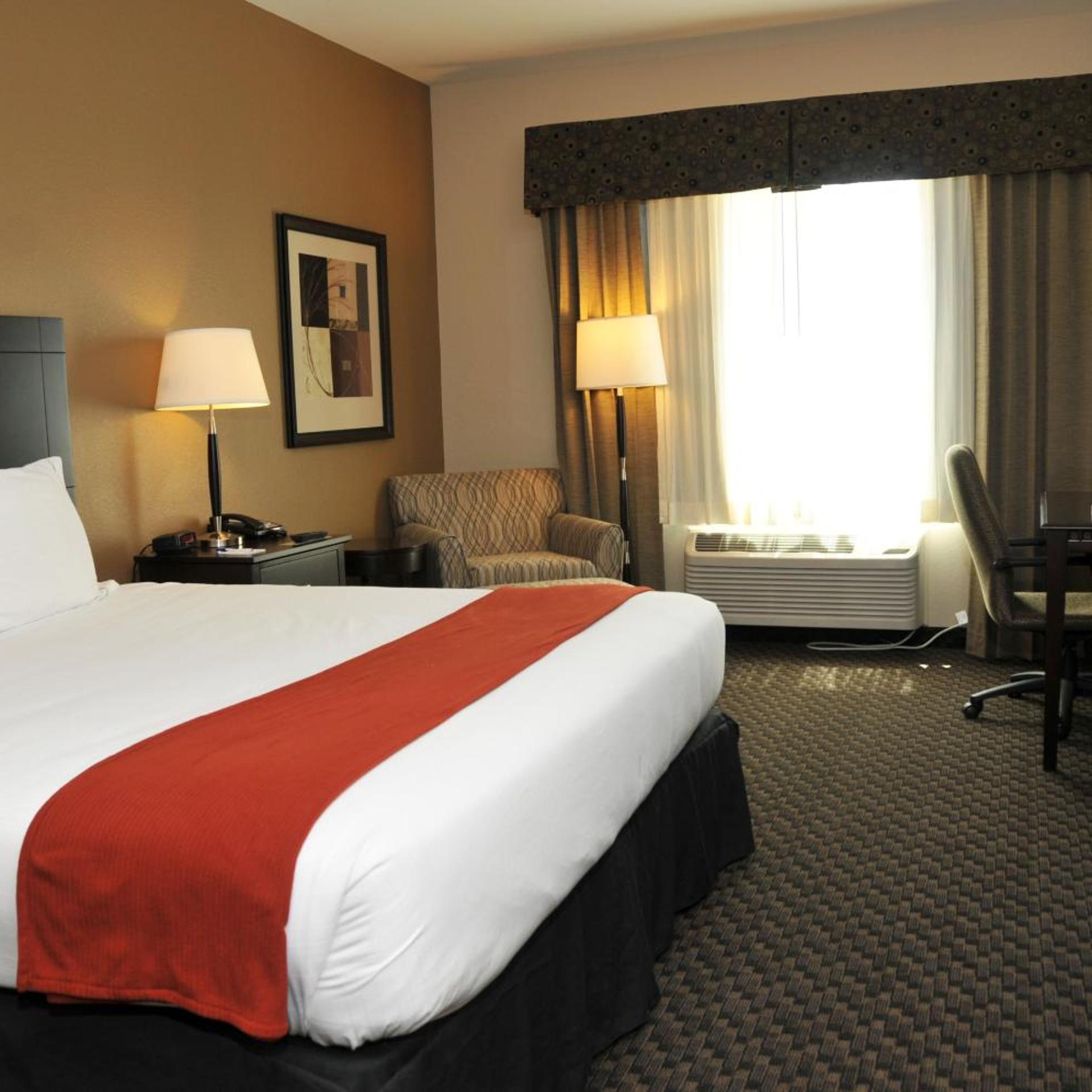 holiday inn express and suites clinton by ihg
