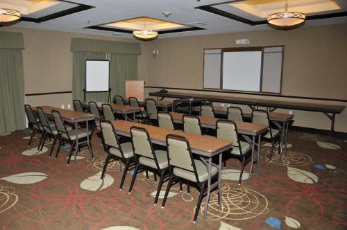 holiday inn express and suites clinton by ihg