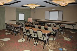 holiday inn express and suites clinton by ihg