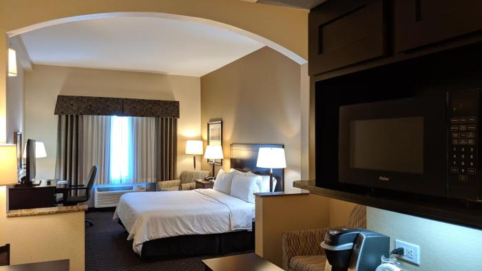 holiday inn express and suites clinton by ihg