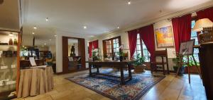 demeures and chateaux hotel de greuze