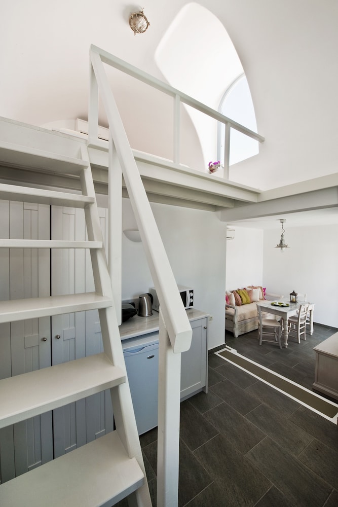 aura marina apartments santorini