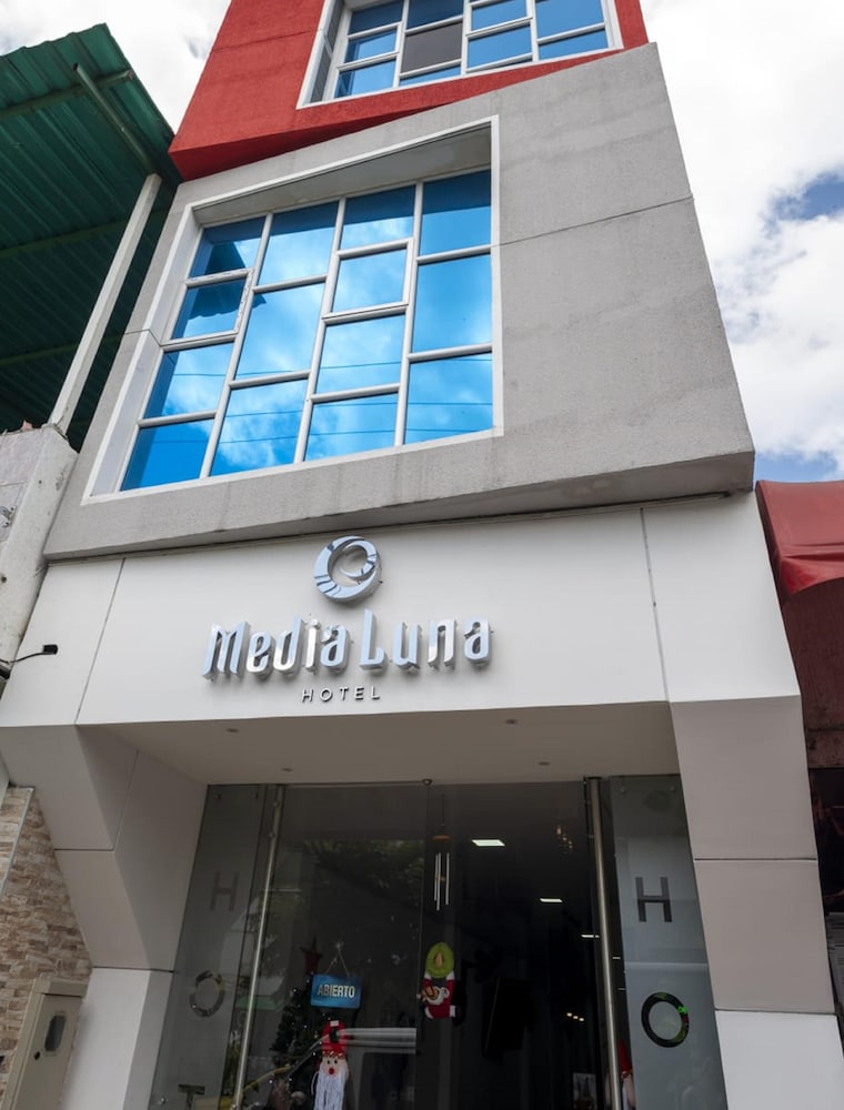 hotel media luna
