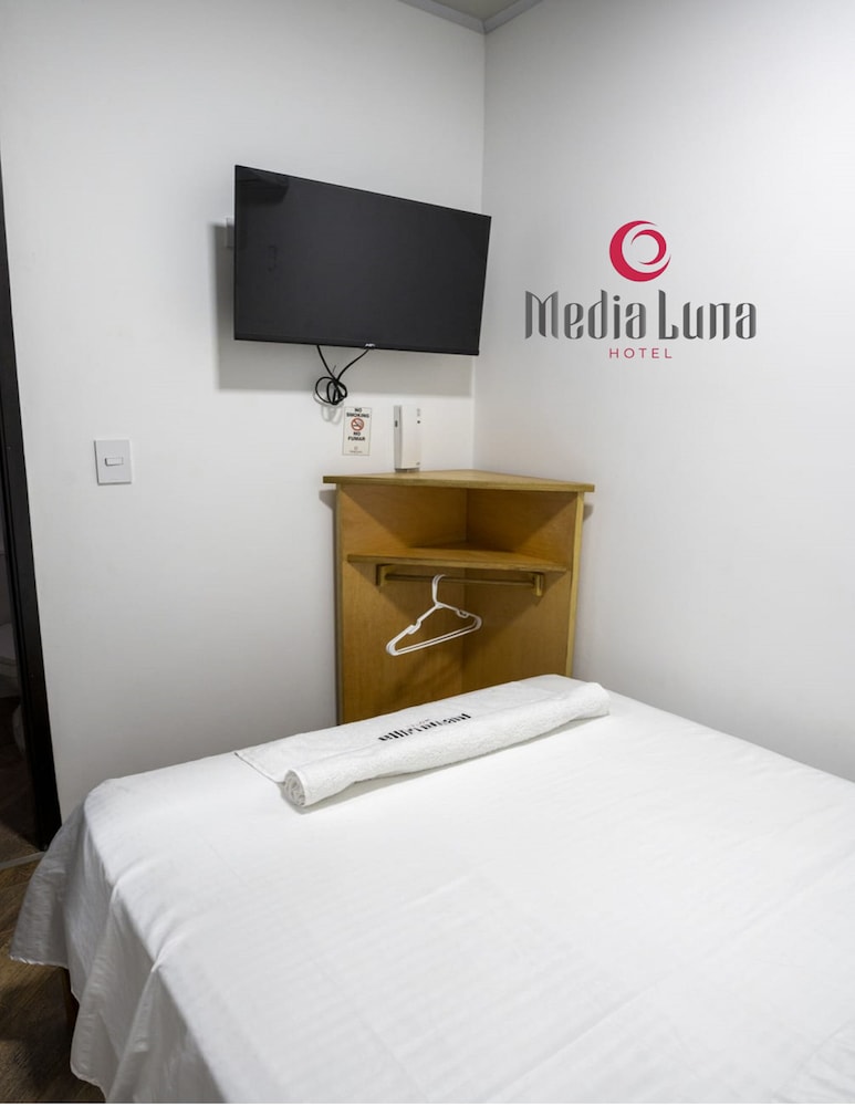 hotel media luna