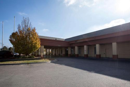 clarion hotel detroit metro airport