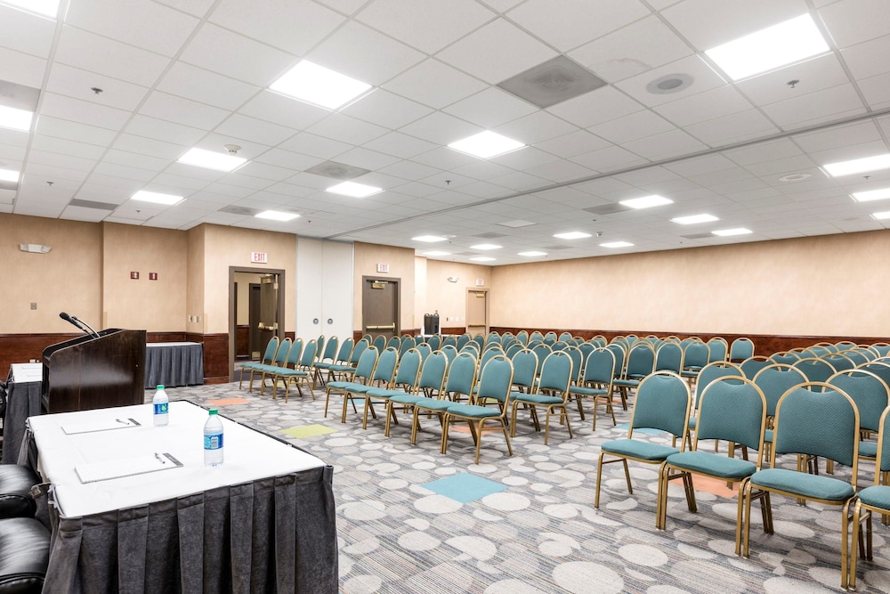 clarion hotel detroit metro airport