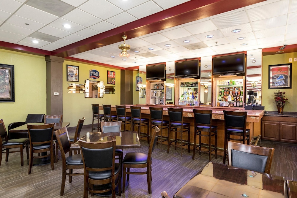 clarion hotel detroit metro airport