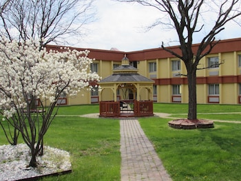 clarion hotel detroit metro airport