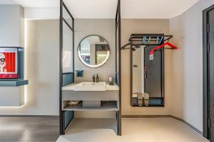 ibis kunming south railway station hotel