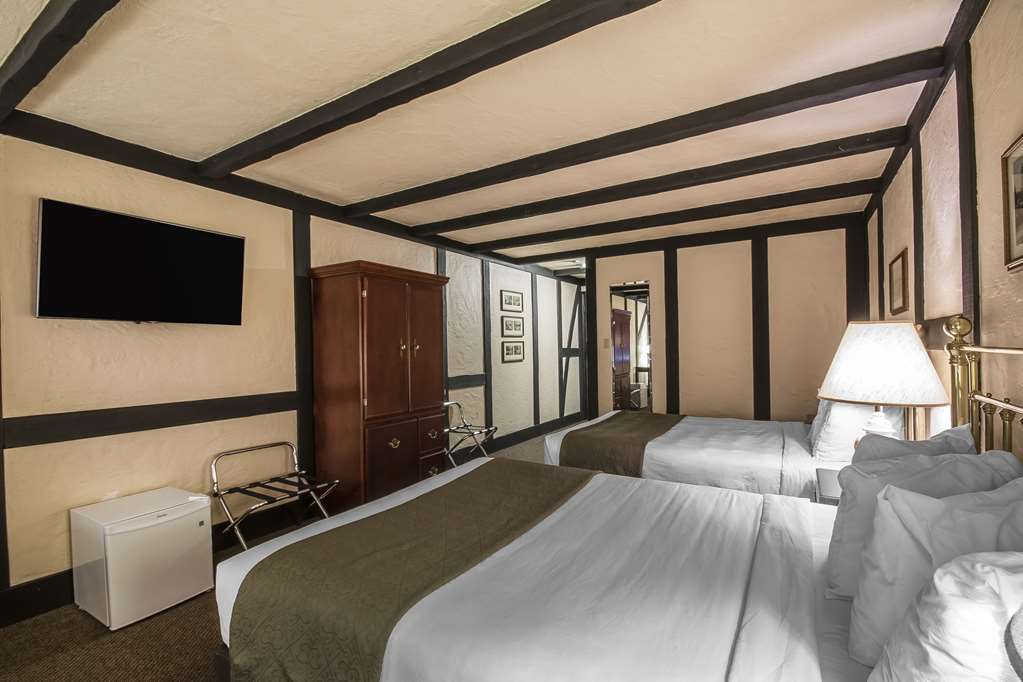 quality inn waddling dog