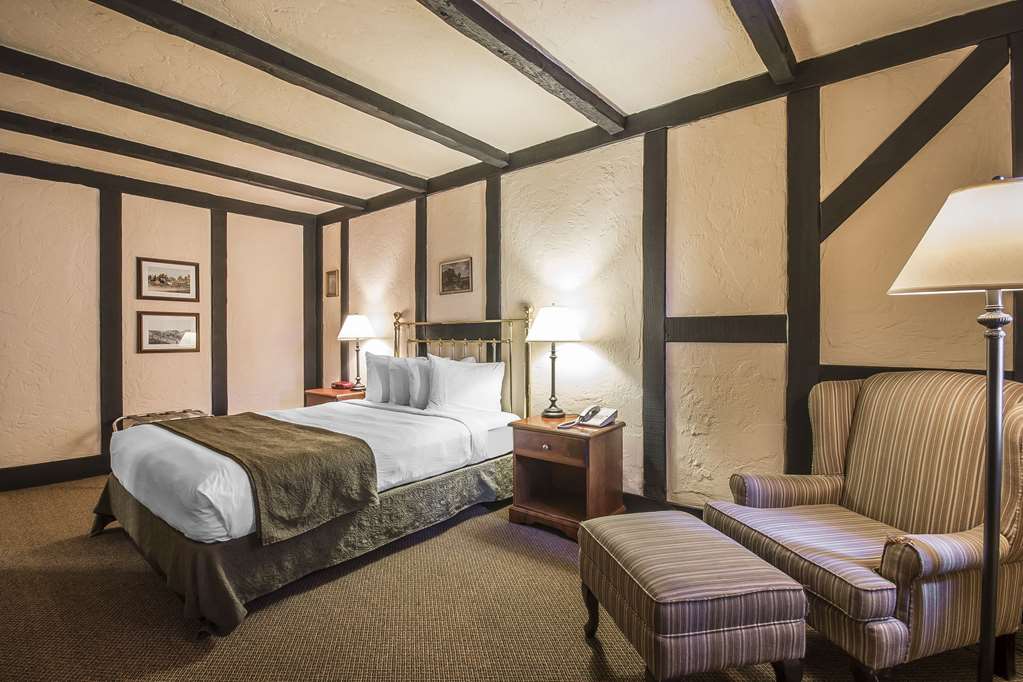 quality inn waddling dog