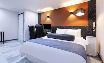 on and off hotel