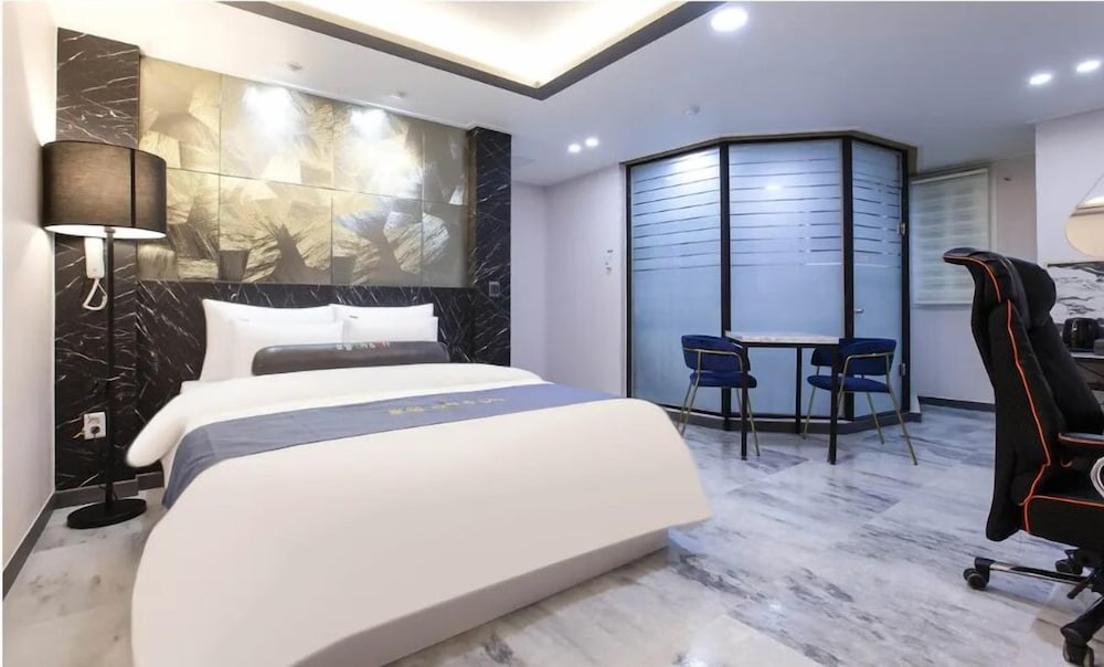 on and off hotel
