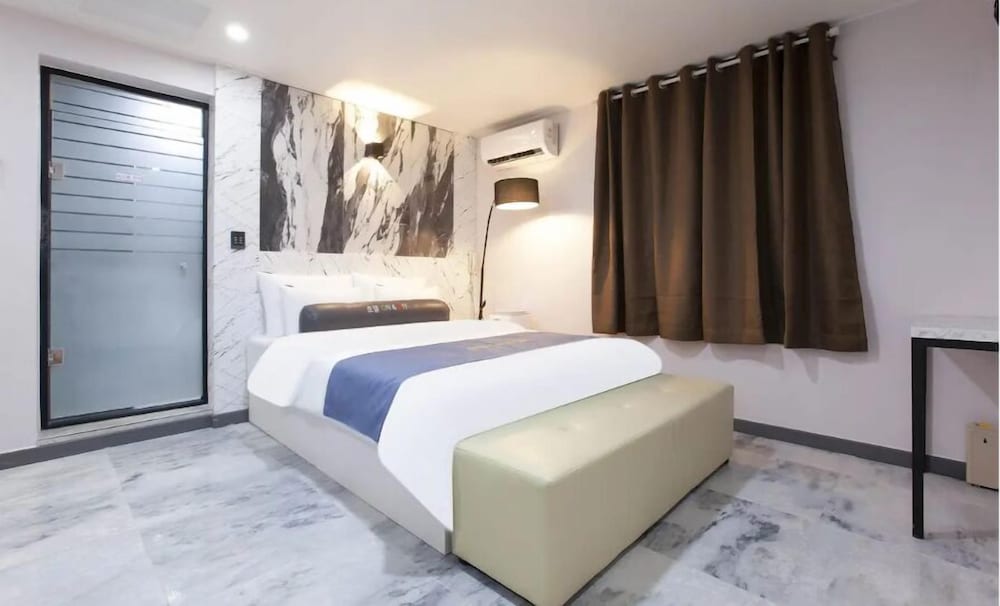 on and off hotel