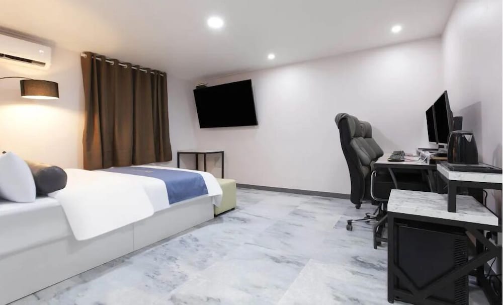 on and off hotel
