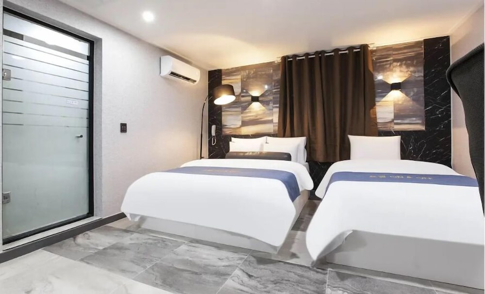 on and off hotel