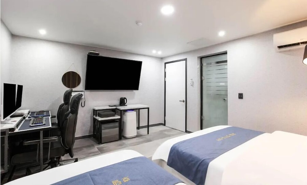 on and off hotel