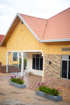 inviting 6 bedrooms apartment in kigali