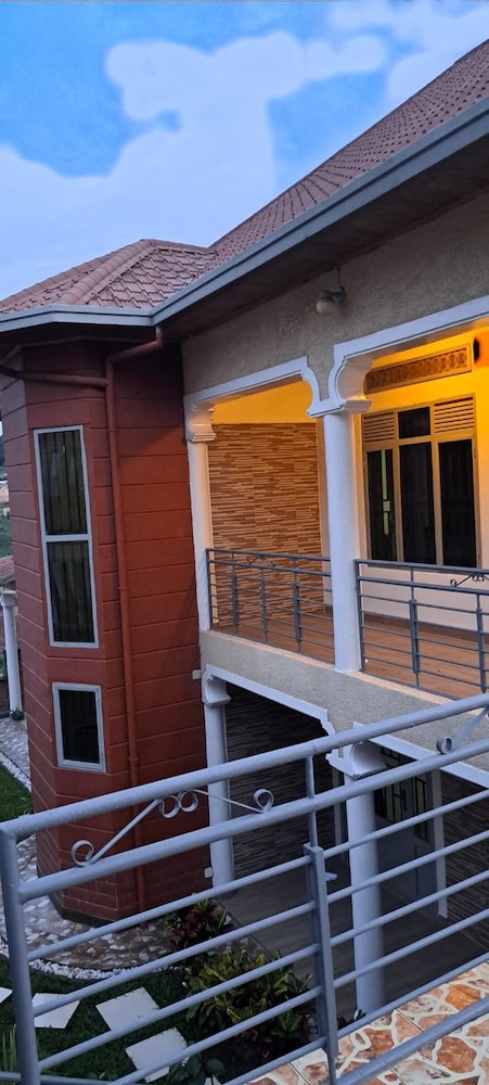 inviting 6 bedrooms apartment in kigali
