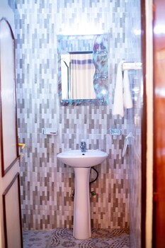 inviting 6 bedrooms apartment in kigali